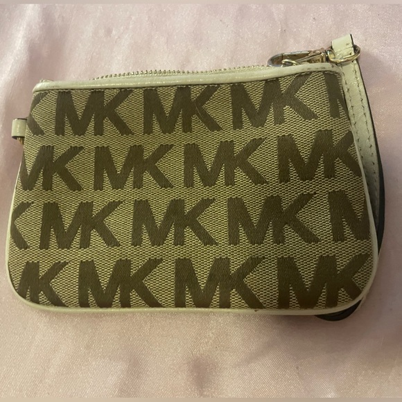 Michael Kors wristlet great condition - Picture 2 of 2